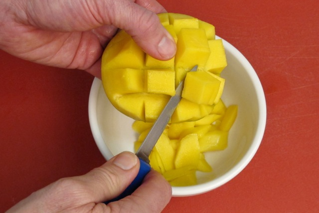 How to Ripen and Cut a Mango
